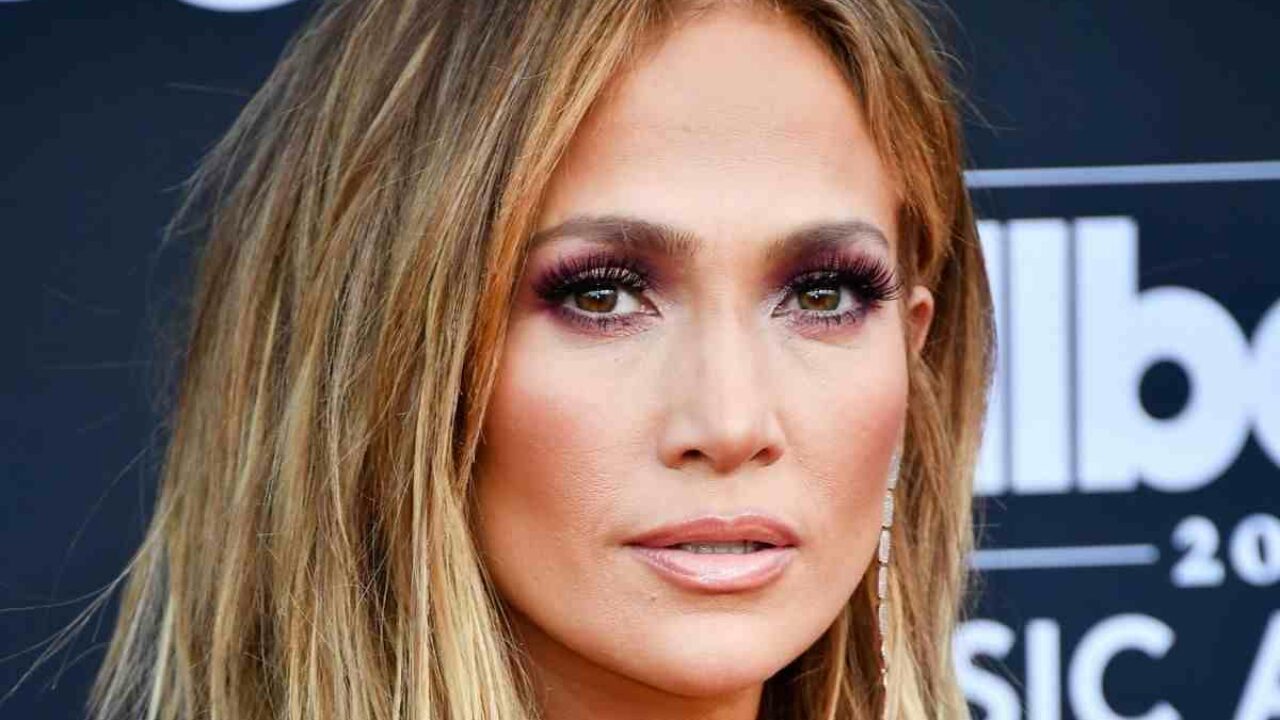 Jennifer Lopez criptica sui social, ha rimosso tutte le immagini dalla sua bio