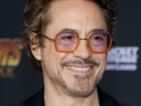 Robert Downey Jr. calvo e irriconoscibile sul red carpet, i fan lo vogliono come nuovo Lex Luthor