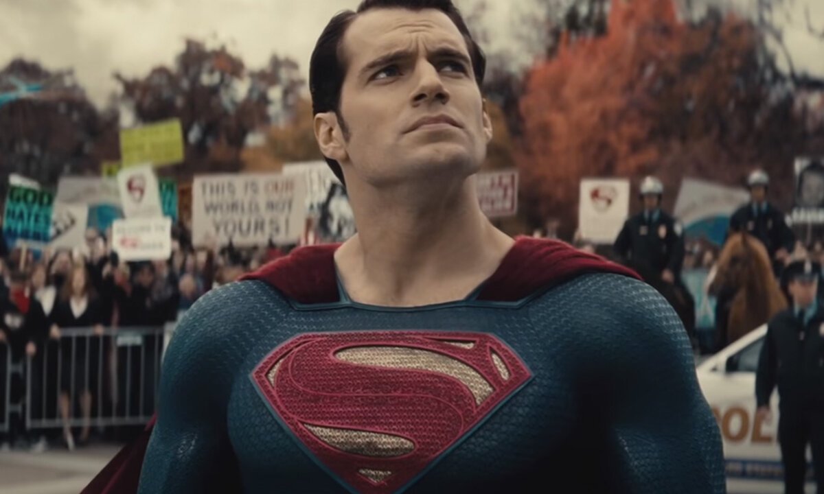 Superman: James Gunn fa chiarezza sulle voci di un'apparizione di Henry Cavill nelle serie tv DC
