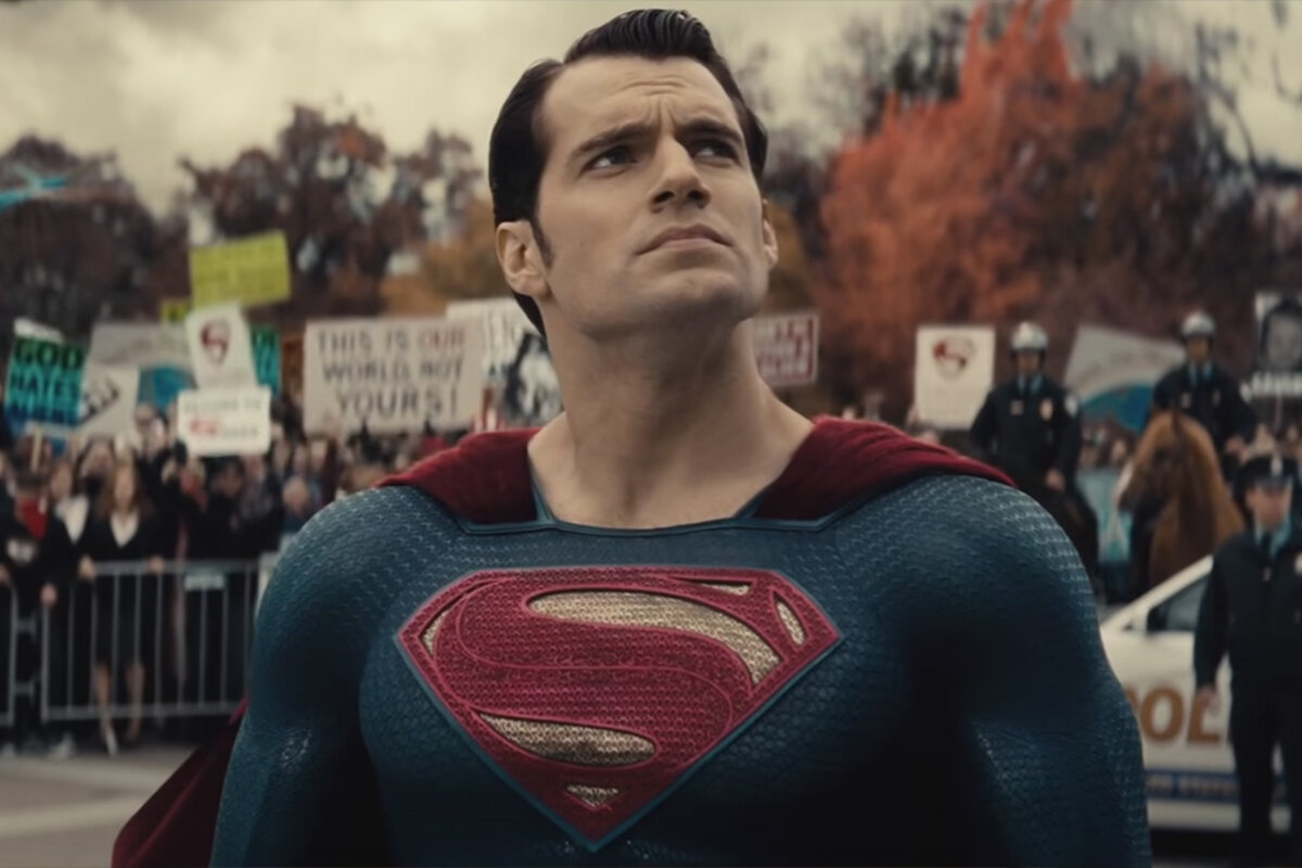 Superman: James Gunn fa chiarezza sulle voci di un'apparizione di Henry Cavill nelle serie tv DC