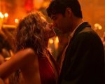 Babylon: i segreti dell'abito rosso di Margot Robbie nella scena del bagno di folla