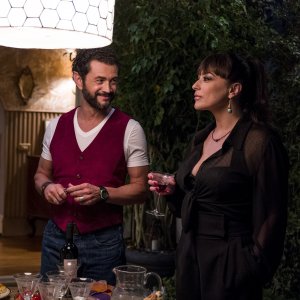 Vicini di casa: Vinicio Marchioni, Valentina Lodovini in una scena