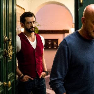 Vicini di casa: Vinicio Marchioni e Claudio Bisio in una scena