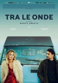 Locandina di Tra le onde