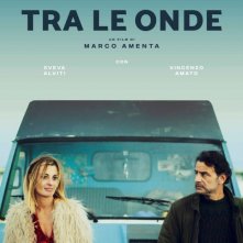 Locandina di Tra le onde