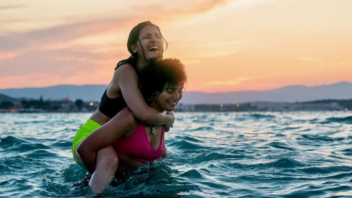 Le nuotatrici, la recensione: su Netflix un appassionante dramma biografico