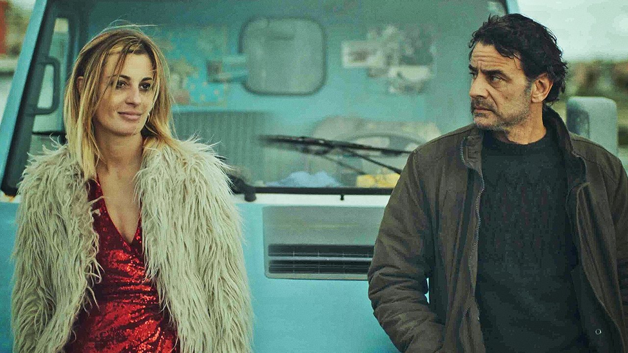 Tra le onde, la recensione: Sicilia e Sardegna on the road in un noir sentimentale più attuale che mai