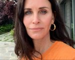 Friends: Courteney Cox ha sorpreso i fan comparendo nelle loro fotografie