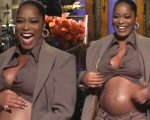 Keke Palmer rivela di essere incinta mostrando il pancione al Saturday Night Live (VIDEO)