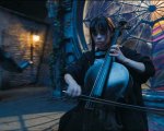Mercoledì: Jenna Ortega suona davvero il violoncello nella serie di Tim Burton?