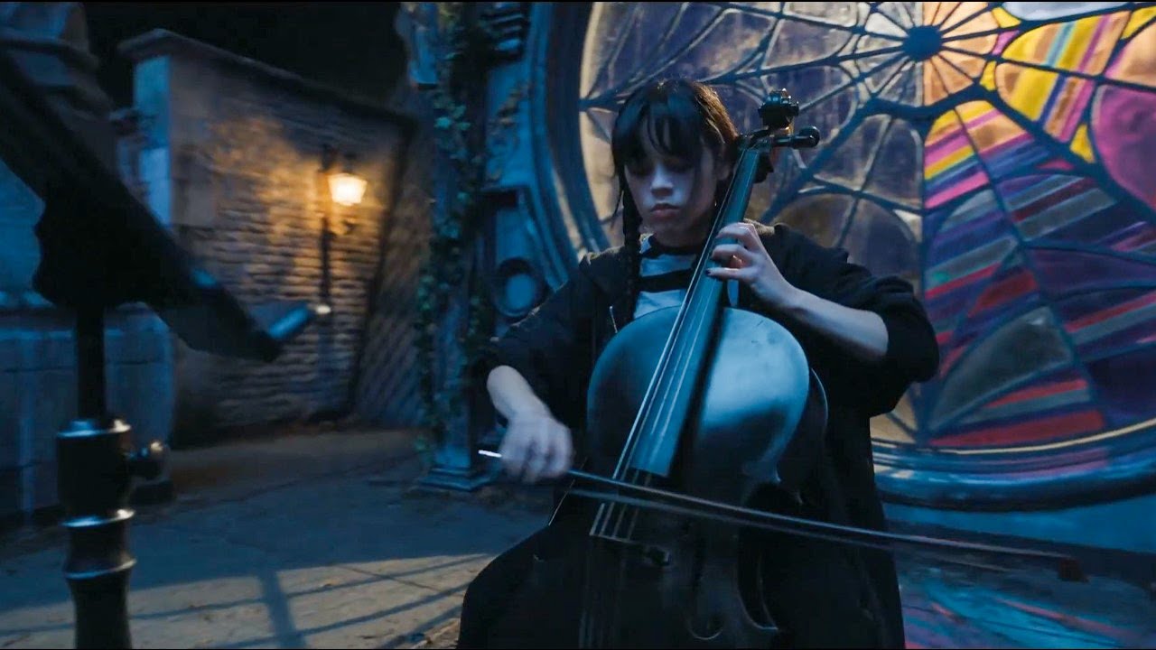 Mercoledì: Jenna Ortega suona davvero il violoncello nella serie di Tim Burton?
