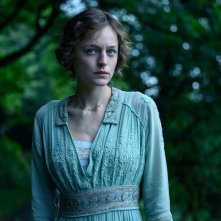 L'amante di Lady Chatterley: Emma Corrin in una scena del film
