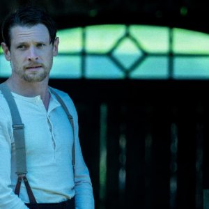 L'amante di Lady Chatterley: Jack O'Connell in una scena del film