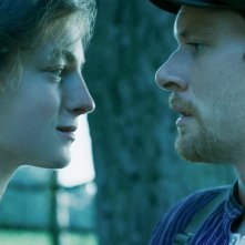 L'amante di Lady Chatterley: Emma Corrin, Jack O'Connell in una scena del film