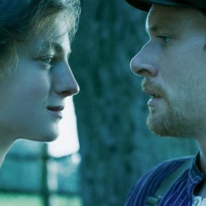 L'amante di Lady Chatterley: Emma Corrin, Jack O'Connell in una scena del film