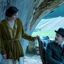 L'amante di Lady Chatterley: Emma Corrin e Matthew Duckett in una scena del film