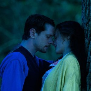 L'amante di Lady Chatterley: Emma Corrin, Jack O'Connell in un'immagine