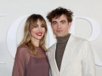 Robert Pattinson e Suki Waterhouse: la coppia si è finalmente mostrata ai fotografi