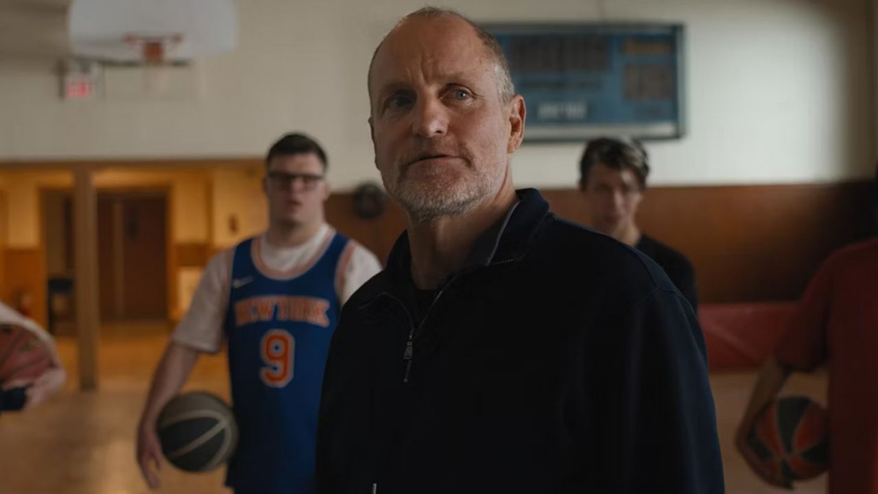 Woody Harrelson è un allenatore di basket caduto in disgrazia nel trailer di Champions