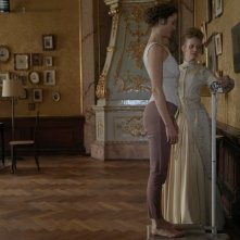 Il corsetto dell'Imperatrice: Vicky Krieps in un momento del film