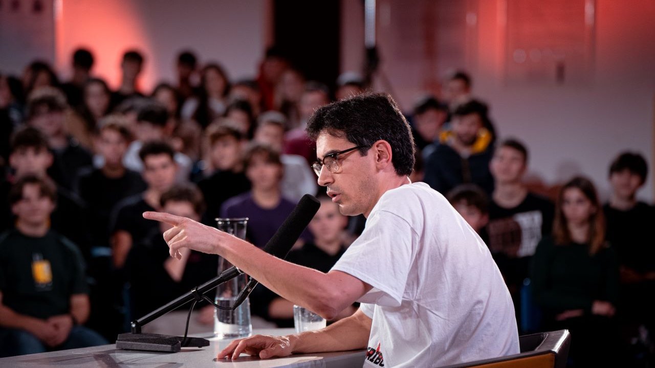 La Conferenza Stampa: Valerio Lundini è il protagonista della puntata disponibile su RaiPlay dal 7 dicembre