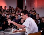 La Conferenza Stampa: Valerio Lundini è il protagonista della puntata disponibile su RaiPlay dal 7 dicembre