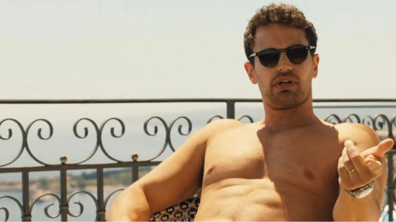 The White Lotus, Theo James smentisce la teoria del pene: 'Ho usato una protesi enorme'