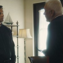 Father Stu: Mark Wahlberg e Malcolm McDowell in una scena del film