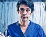 This is Going to Hurt, la recensione: Ben Whishaw e l'umana commedia di un dottore sull'orlo del baratro