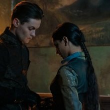 Tenebre e ossa: una foto di Freddy Carter