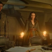 Tenebre e ossa: i personaggi di Alina e Mal in una foto della seconda stagione