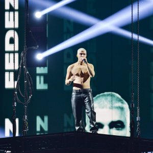 X Factor 2022: Fedez sul palco del Forum di Assago per la finale di questa edizione