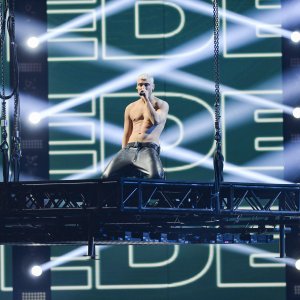 X Factor 2022: Fedez si esibisce nel corso della finale al Forum di Assago