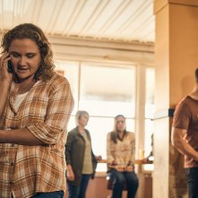 The Tourist: Danielle MacDonald e Jamie Dornan in una scena