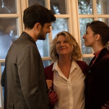 Natale a tutti i costi: sucessiva » foto precedentefoto successiva Foto 22 di 23 Dharma Mangia Woods, Angela Finocchiaro, Claudio Colica in una foto