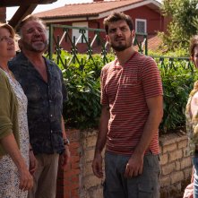 Natale a tutti i costi: sucessiva » foto precedentefoto successiva Foto 22 di 23 Dharma Mangia Woods, Angela Finocchiaro, Claudio Colica e Christian De Sica in una foto