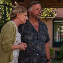 Natale a tutti i costi: Christian De Sica e Angela Finocchiaro in una scena