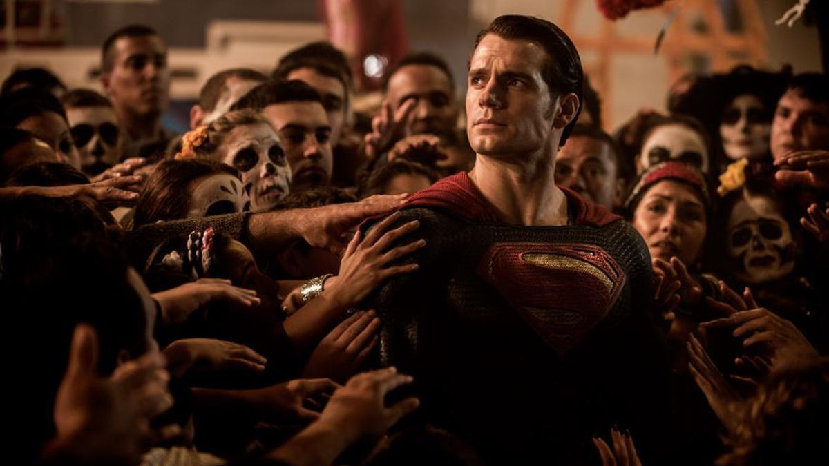 Henry Cavill non sarà più Superman: le reazioni delle star e dei produttori DC al sorprendente annuncio