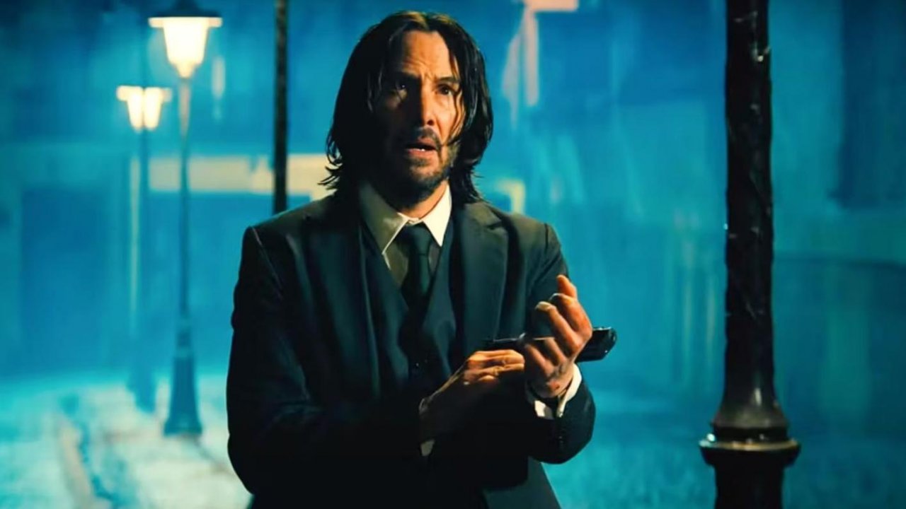 Keanu Reeves in una scena di John Wick 4