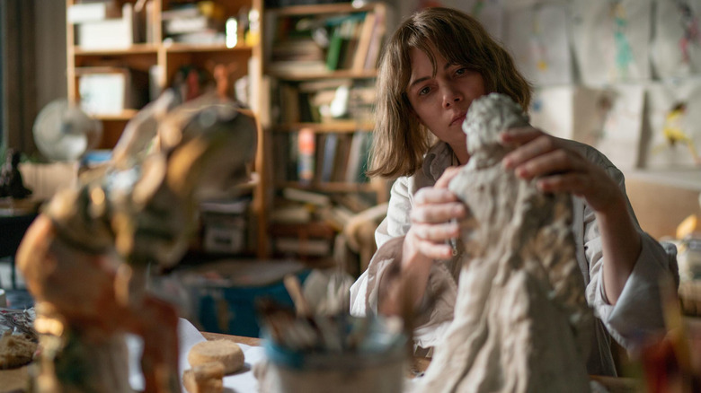 Showing Up: nel trailer Michelle Williams è un'artista alla ricerca del suo posto nel mondo