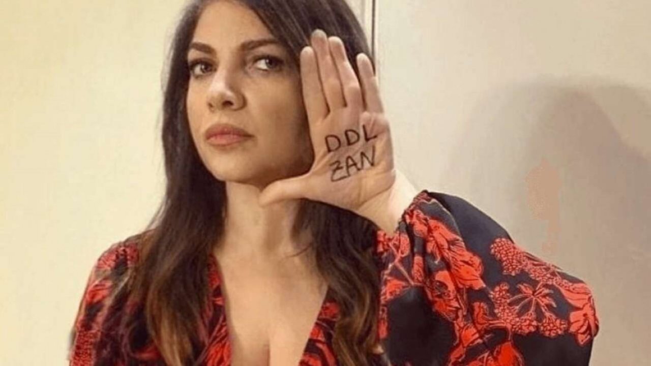 Cristina D'Avena sul palco di Fratelli d'Italia: indossa la gonna arcobaleno e canta Lady Oscar (VIDEO)