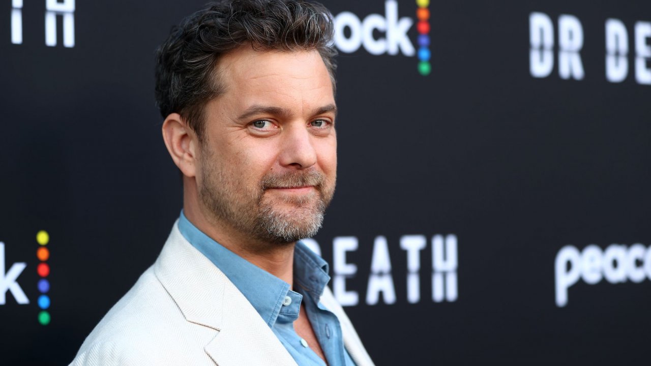 Attrazione fatale: Lizzy Caplan e Joshua Jackson nella prima foto della serie reboot