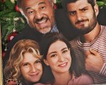 Natale a tutti i Costi, la recensione: garbo, famiglia e sorrisi per una riuscita commedia Netflix