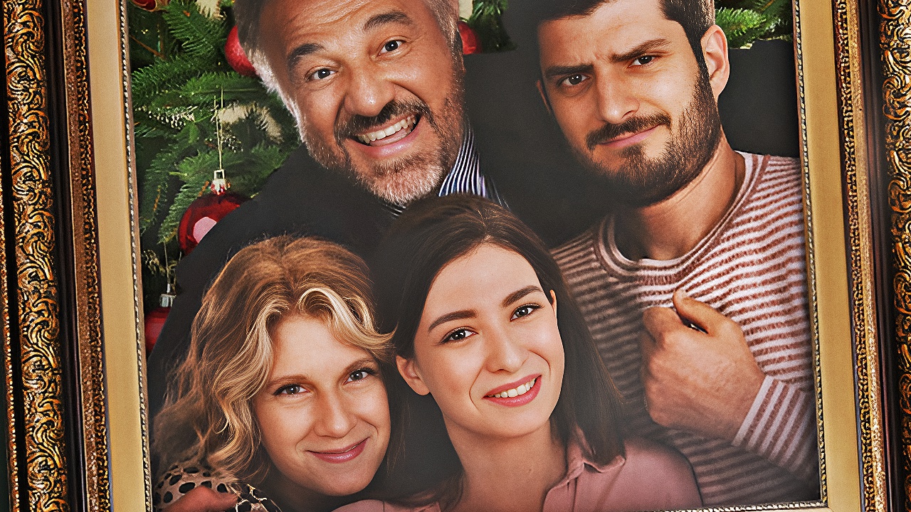 Natale a tutti i Costi, la recensione: garbo, famiglia e sorrisi per una riuscita commedia Netflix
