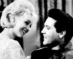 Diane McBain è morta a 81 anni, era famosa per aver recitato in Voglio sposarle tutte accanto a Elvis Presley