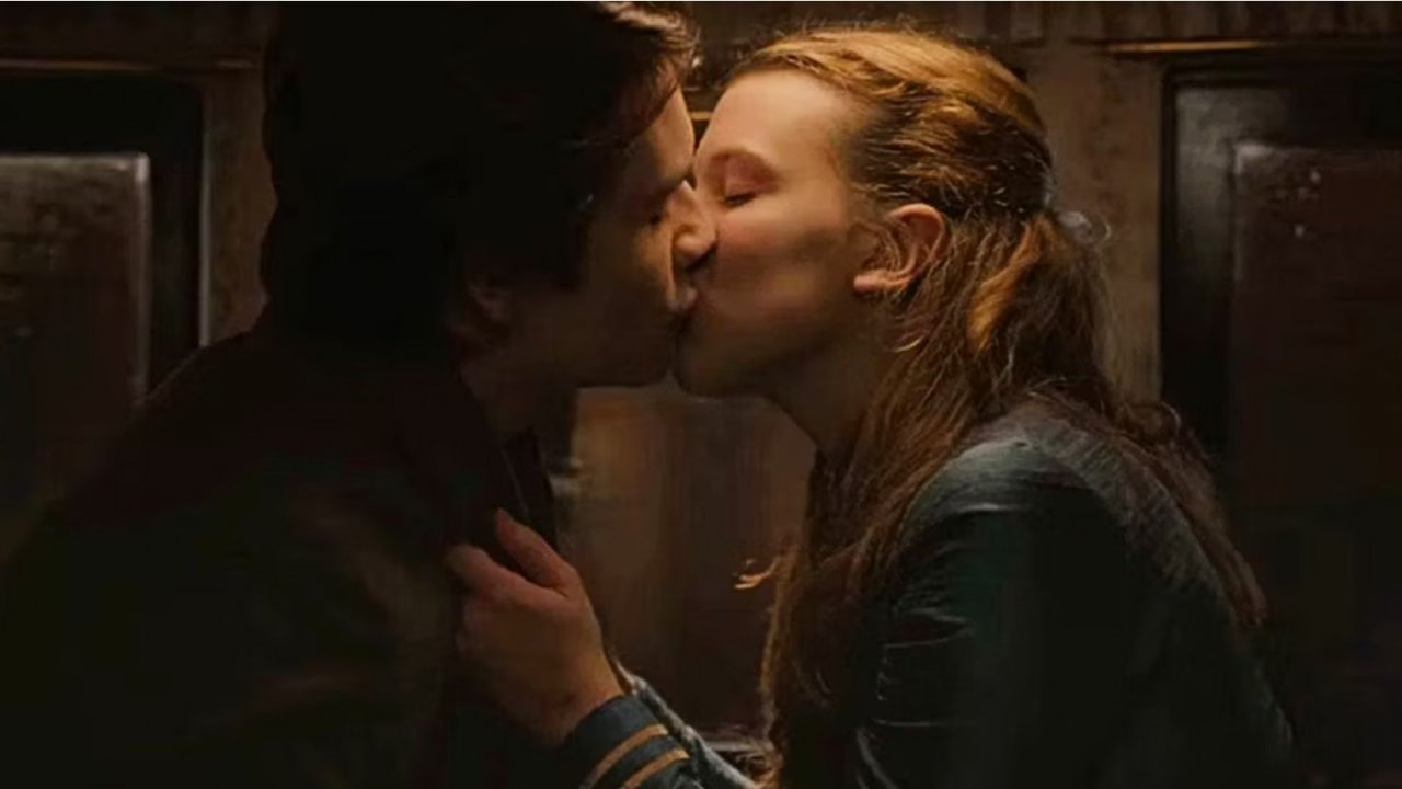 Enola Holmes 2, Millie Bobby Brown ha baciato la sua costar a sorpresa, critiche dal coordinatore di intimità