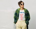 Harry Styles posa per Gucci in t-shirt con orsetto accanto a un materasso da bambini, è bufera