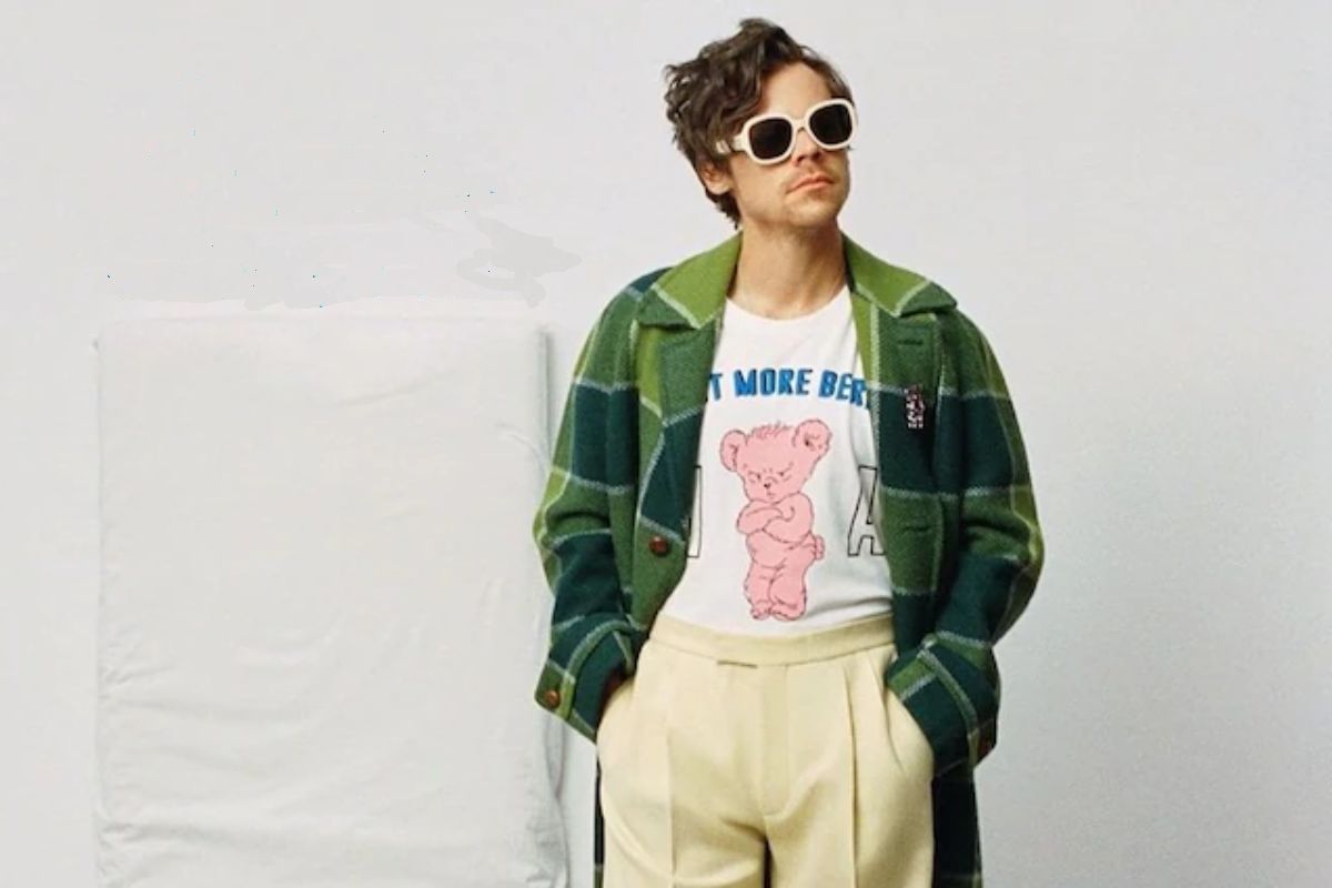 Harry Styles posa per Gucci in t-shirt con orsetto accanto a un materasso da bambini, è bufera