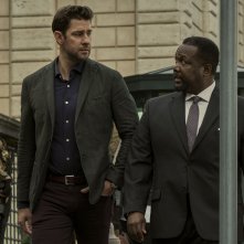 Jack Ryan 3: John Krasinski insieme a Wendell Pierce in una scena della nuova stagione