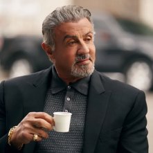 Tulsa King: Sylvester Stallone sorseggia un caffè in una foto della serie tv